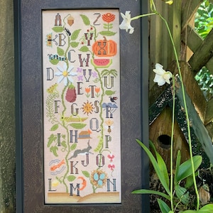 GARDEN SAMPLER / Carriage House Samplings/ cross stitch chart / pattern only