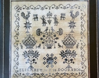 Peut inclure: Un sampler brodé en noir et blanc avec un motif floral, deux paniers de fleurs, un coq, un cerf et deux personnages tenant un bâton. Le sampler est encadré dans un cadre noir avec une bordure perlée. Le texte "ELISABET. 18. 22. DOORIBOS" est brodé en bas.