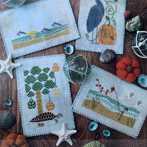 Cartes postales de plage d'automne / La fleur bleue / grille de point de croix/ motif