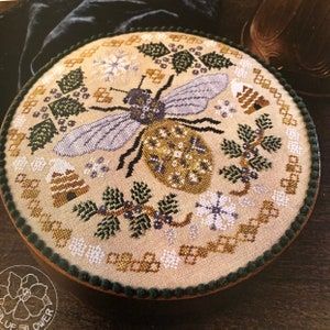 SLEEPING Bee by Blueflower Stitching / cross stitch chart / counted cross stitch pattern / pattern only