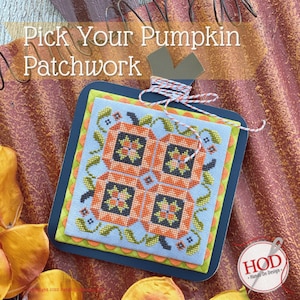 Peut inclure: Un motif de point de croix représentant une citrouille avec un design patchwork. La citrouille est orange et a une tige verte. Le fond est bleu avec une bordure verte. Le texte "Pick Your Pumpkin Patchwork" est en haut de l'image.