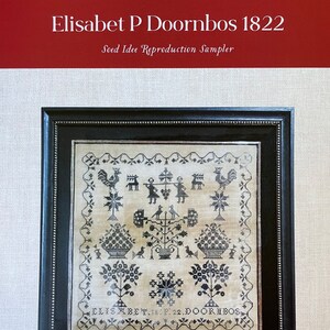 Może przedstawiać: Czarno-biały haft krzyżykowy w czarnej ramie. Haft przedstawia koguta, drzewa, kwiaty i tekst "ELISABET, 18:22.DOORIBOS".