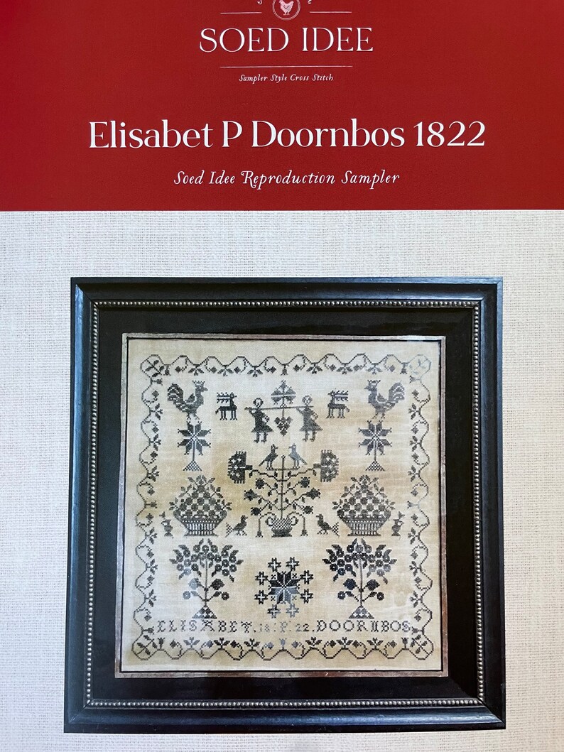 Może przedstawiać: Czarno-biały haft krzyżykowy w czarnej ramie. Haft przedstawia koguta, drzewa, kwiaty i tekst "ELISABET, 18:22.DOORIBOS".