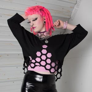 HIVE MIND - Camisa cortada a láser, top kimono, sudadera negra, top corto, recortes geométricos cyberpunk, ropa de baile minimalista ciberfuturista.