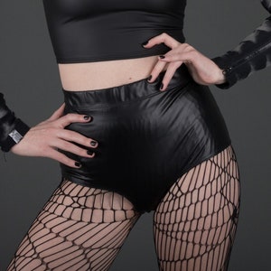 SHORT INTRIGUE PVC noir mat vinyle extensible dans 4 directions cyber futuriste taille haute clubwear pin up Latex Cybergoth gothique butin Latex effet mouillé image 1