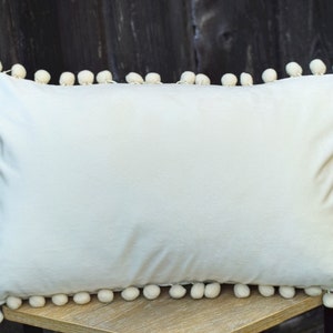 Crèmekleurig sierkussen | Crème kussensloop pom pom | Sierkussenhoes | Decoratieve crèmekleurige kussensloop | Luxe fluwelen kussenhoes | Pompon