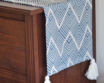 Caminho de Mesa de Algodão Azul: Decoração Moderna com Franjas Geométricas