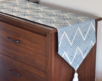 Caminho de Mesa de Algodão Chevron Azul: Decoração com Borlas Geométricas