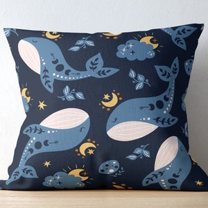 Capa de almofada baleia celestial: almofada boho sol, lua e estrelas