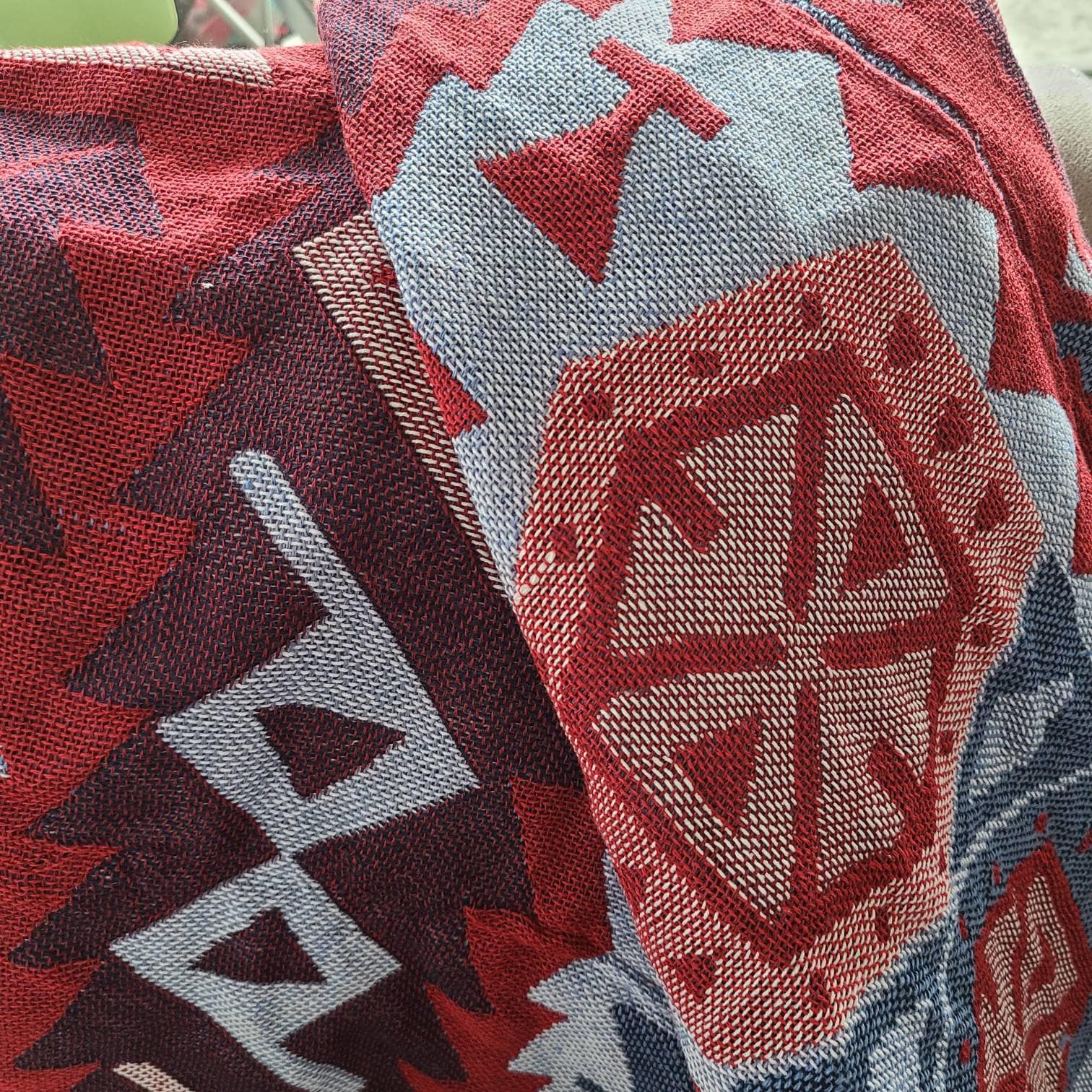 How to Decorate with a Throw Blanket: Bed, Sofa & Chair