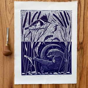 La linogravure River Ballet en bleu, linogravure loutre, linogravure martin-pêcheur, estampe d'art riverlife, art d'oiseau, art mural, art de la cabine, cadeau pour amoureux de la nature