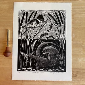 La linogravure River Ballet en noir, linogravure loutre, linogravure martin-pêcheur, art estampe riverlife, art oiseau, art mural, cadeau pour les amoureux de la nature, art de la cabine