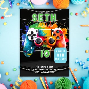 Puede incluir: Una invitaci&oacute;n colorida para una fiesta de cumplea&ntilde;os n&uacute;mero 10 con tem&aacute;tica de videojuegos. La invitaci&oacute;n presenta un mando de videojuego colorido con el texto "Game On Seth is Leveling Up" y "August 11th 2PM - 4PM".
