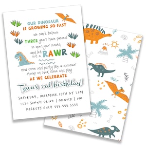 Pode incluir: Um convite de anivers&aacute;rio com tema de dinossauros para um menino de 3 anos chamado Tyson. O convite apresenta um dinossauro verde, azul e laranja com o texto "Nosso dinossauro est&aacute; crescendo t&atilde;o r&aacute;pido" e "O anivers&aacute;rio do Tyson! 3 anos". O convite tamb&eacute;m inclui a data, a hora e o local da festa.