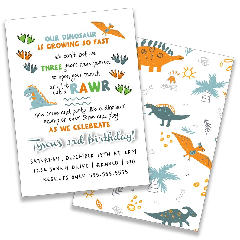 Pode incluir: Um convite de anivers&aacute;rio com tema de dinossauros para um menino de 3 anos chamado Tyson. O convite apresenta um dinossauro verde, azul e laranja com o texto "Nosso dinossauro est&aacute; crescendo t&atilde;o r&aacute;pido" e "O anivers&aacute;rio do Tyson! 3 anos". O convite tamb&eacute;m inclui a data, a hora e o local da festa.