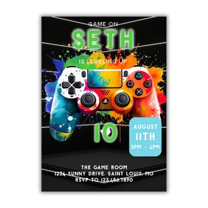 Puede incluir: Un mando de videojuego colorido con un fondo negro y el texto "GAME ON SETH IS LEVELING UP" en verde. El texto "AUGUST IITH 2PM - 4PM" est&aacute; en un cuadro azul. El texto "THE GAME ROOM 1234 SUNNY DRIVE. SAINT LOUIS. MO RSVP TO 123.456.7890" est&aacute; en blanco.