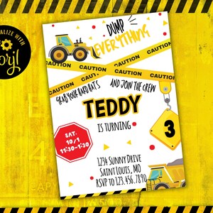 Puede incluir: Una invitación a una fiesta de cumpleaños con temática de construcción con un camión volquete amarillo, cinta de precaución y el texto "DUMP EVERYTHING" y "TEDDY IS TURNING 3".