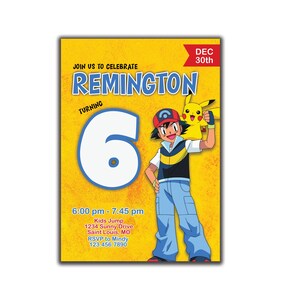 Peut inclure: Une carte d'invitation jaune et rouge avec une image de dessin anim&eacute; d'un personnage Pokemon, Pikachu, et d'un dresseur. Le texte sur la carte indique "JOIN US TO CELEBRATE REMINGTON TURNING 6 DEC 30th" et comprend des d&eacute;tails pour une f&ecirc;te d'anniversaire.