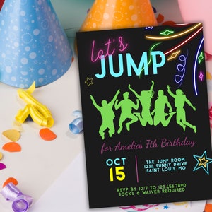 Puede incluir: Una invitaci&oacute;n a una fiesta de cumplea&ntilde;os negra y verde ne&oacute;n con el texto "Let's Jump" para el s&eacute;ptimo cumplea&ntilde;os de Amelia. La invitaci&oacute;n incluye la fecha, la hora, la ubicaci&oacute;n y la informaci&oacute;n de RSVP.