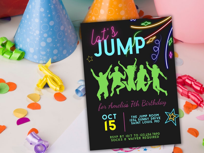 Puede incluir: Una invitaci&oacute;n a una fiesta de cumplea&ntilde;os negra y verde ne&oacute;n con el texto "Let's Jump" para el s&eacute;ptimo cumplea&ntilde;os de Amelia. La invitaci&oacute;n incluye la fecha, la hora, la ubicaci&oacute;n y la informaci&oacute;n de RSVP.