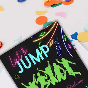 Puede incluir: Una invitaci&oacute;n de fiesta de cumplea&ntilde;os negra y de color ne&oacute;n con el texto "Let's Jump" y siluetas de personas saltando.