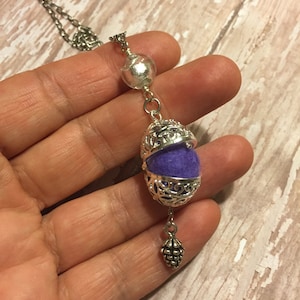 Halsband med tallkott*tallkottkörtelberlock och tjeckisk glaspärla i eterisk olja och filigranäggmedaljong