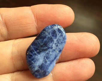 Piedra de bolsillo de sodalita azul brillante