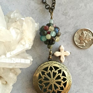 Etherische olie diffuser ketting met multi-stone kraal en Howlite Cross