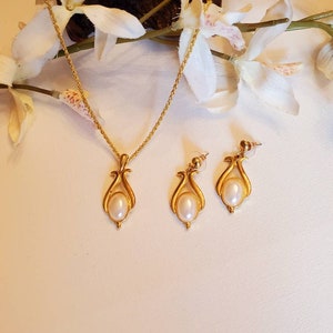 Classic Pearl Pendant Set, Necklace and Earrings, Drop Style, Studs, Gold Tone, Costume Vintage, LIKE NEW, Vintage Classic Fake Pearl Set