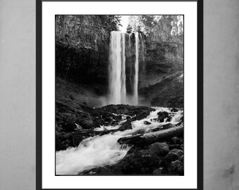 Impresión de las cataratas de Tamanawas: fotografía en blanco y negro de cascadas de Oregón