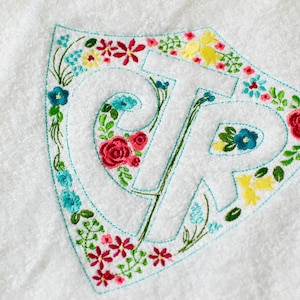 Design floral de bordado à máquina CTR - para presentes de toalha de batismo