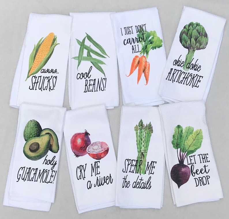 K&ouml;nnte beinhalten: Satz von acht wei&szlig;en K&uuml;chent&uuml;chern mit bunten Aquarell-Illustrationen von Gem&uuml;se und witzigen Wortspielen. Die Handt&uuml;cher zeigen Mais, Bohnen, Karotten, Artischocken, Avocados, Zwiebeln, Spargel und Rote Bete.