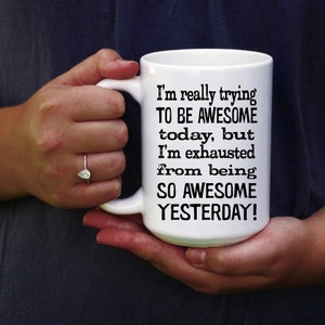 Pu&ograve; includere: Una tazza da caff&egrave; bianca con testo nero che recita "Sto davvero cercando di essere FANTASTICO oggi, ma sono esausto per essere stato cos&igrave; FANTASTICO IERI!"