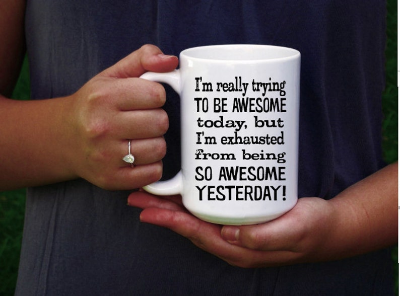 Pu&ograve; includere: Una tazza da caff&egrave; bianca con testo nero che recita "Sto davvero cercando di essere FANTASTICO oggi, ma sono esausto per essere stato cos&igrave; FANTASTICO IERI!"