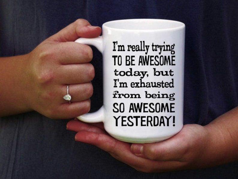 Pu&ograve; includere: Una tazza da caff&egrave; in ceramica bianca con testo nero che recita "Sto davvero cercando di essere fantastico oggi, ma sono esausto per essere stato cos&igrave; fantastico ieri!"
