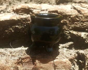 Kleiner schwarzer Kessel aus Obsidian