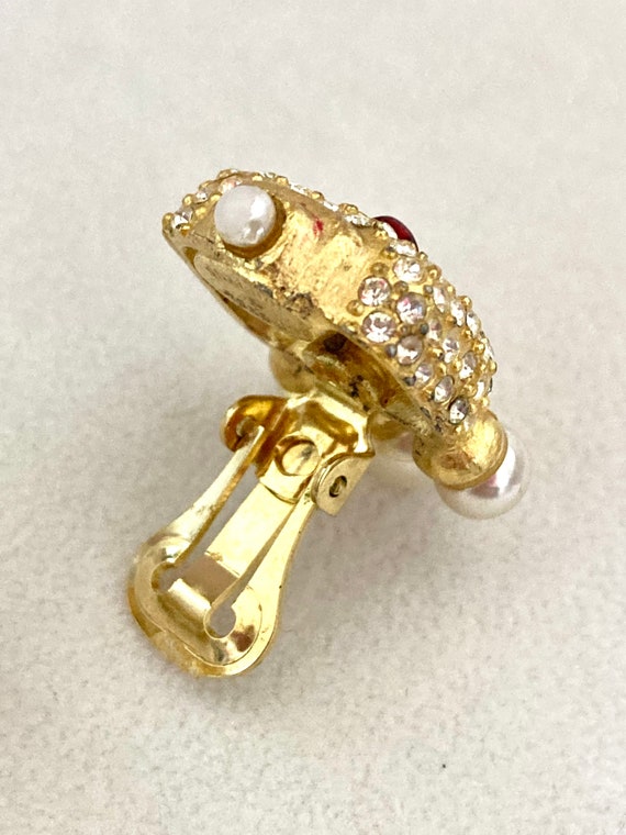 【ROXANNE ASSOULIN】Drop gold-tone crystal clip earrings Roxanne Assoulin Gold Tone With Pearls and Crystal Clip-on