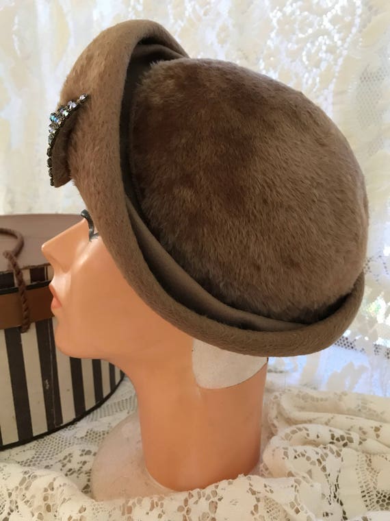 Vintage Schiaparelli 1950s Brown Women\'s Hat Similar Items to Vintage 1960s Schiaparelli Wool Fur Felt  main image 3