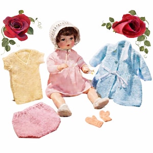 Pode incluir: Uma boneca vintage vestindo um vestido rosa e um gorro branco, cercada por roupas de malha. Inclui um suéter amarelo, um cardigan azul, calcinhas rosa e luvas laranja. Rosas vermelhas e folhas verdes no fundo.