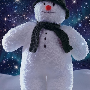 Patrón de tejido navideño para muñeca de juguete de 41 cm con bufanda y gorro de nieve. Hilo de 8 cabos con diseño de copo de nieve.