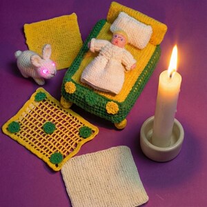 Patrón de tejido/crochet para juego de cama de muñeca vintage de 5 pulgadas, funda, colcha, almohada y camisón