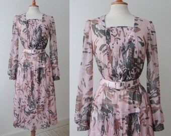 Schlichtes Rosa Vintage Kleid Kleid Abstraktes Muster Grau/Braun/Weiss Mit Falten // Mit Gürtel // Huguet Paris // Made In France