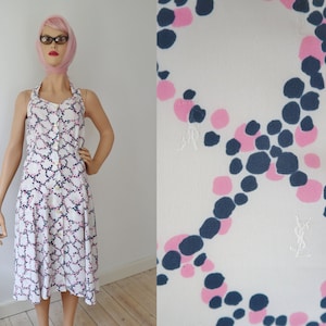 70s80s Yves Saint Laurent Paris Kleid // Weiß/ Rosa/ Grauer Print // Gestickte Monogramme // Durchgeknöpft // 100% Seide // Made In Italy