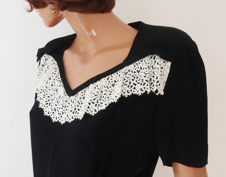 Black 40s Vintage Maxi Dress With White Lace Bows // Buttoned Back // Vibrant Leaf Pattern image 9