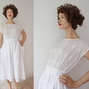White 80s Vtg. Broderie Anglaise Dress With Attached Petticoat // Yessica // Size 40
