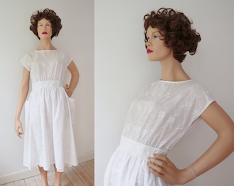 White 80s Vtg. Broderie Anglaise Dress With Attached Petticoat // Yessica // Size 40