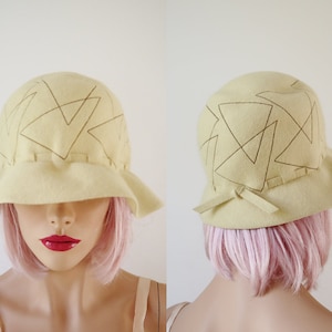 Yellow 20s Style Felt Cloche Hat With Beige Triangular Stitching And Tie Band // CMZ Paris Création // Size 54 // Made In France