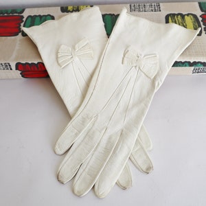 Cream Colored 50s Vintage Leather Gloves With Bow // Piata Gloves // Size 6.5 image 1