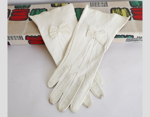 Cream Colored  50s Vintage Leather Gloves With Bo… - image 1