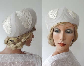 White 50s Vintage Hat // Plastic And Bast // Lined // Size 55